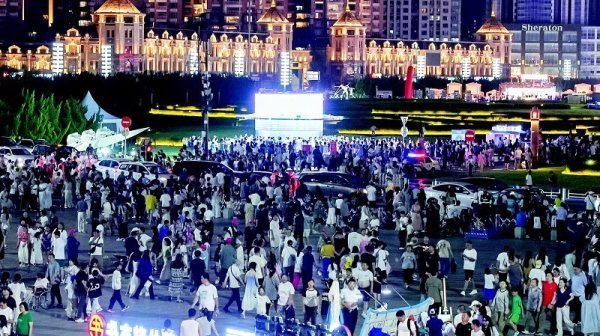 配资之家门户网 夜晚海风清凉星海广场却很热